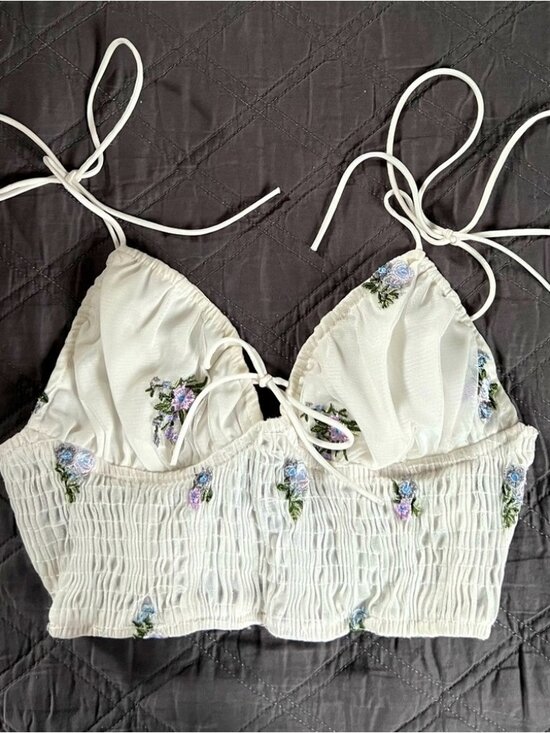Tops - Adorable embroidered F21 spaghetti tie strap bralette top.